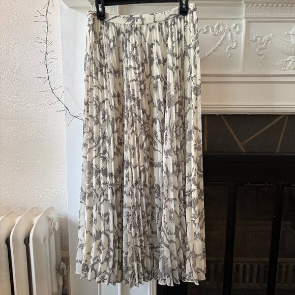 Banana Republic Pleated Skirt - Picture 2 of 15